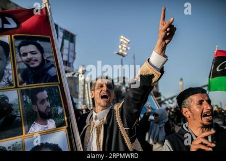 Actualités Bilder des Tages 200217 -- TRIPOLI, le 17 février 2020 Xinhua -- les Libyens chantent des slogans lors des célébrations du 9e anniversaire de la révolution libyenne à Tripoli, en Libye, le 17 février 2020. Photo Amru Salahuddien/Xinhua LIBYA-TRIPOLI-LIBYA REVOLUTION-9E ANNIVERSAIRE PUBLICATIONxNOTxINxCHN Banque D'Images