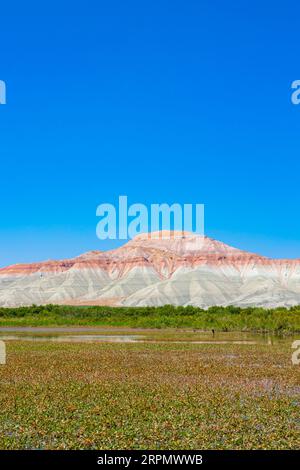 KIZ Tepesi ou Rainbow Hills dans le sanctuaire d'oiseaux Nallihan à Ankara. Merveilles naturelles de Turkiye photo de fond. Banque D'Images