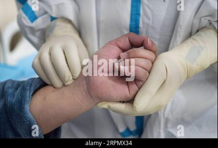 200218 -- PÉKIN, le 18 février 2020 -- Un travailleur médical teste le pouls d'un patient infecté par le nouveau coronavirus à l'hôpital affilié de l'Université de médecine traditionnelle chinoise de Jiangxi à Nanchang, dans la province de Jiangxi, dans l'est de la Chine, le 18 février 2020. Xinhua Headlines : la médecine traditionnelle chinoise offre la sagesse orientale dans la lutte contre le nouveau virus HuxChenhuan PUBLICATIONxNOTxINxCHN Banque D'Images