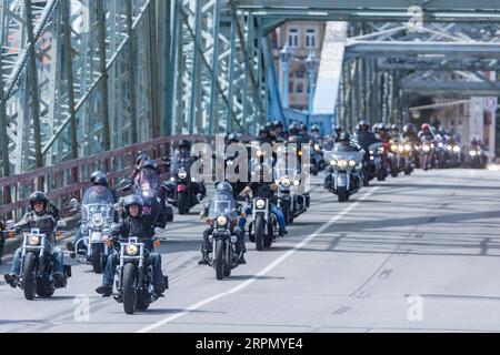 Harley Days Dresden, grand tour à travers la ville, ici au pont de l'Elbe Blaue Wunder Banque D'Images