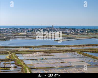 Photo aérienne drone des marais salants de Guérande en Bretagne, France. Banque D'Images