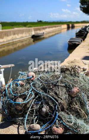 Bateaux de pêche traditionnels amarrés sur un canal à la lagune de la Albufera à Valence, Espagne Banque D'Images