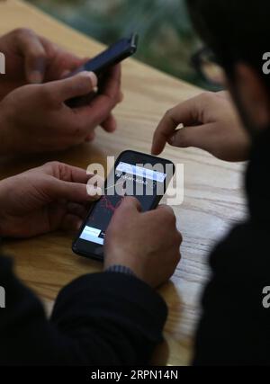 200219 -- RAMALLAH, le 19 février 2020 -- un étudiant palestinien Malek Zek R explique aux professeurs de l'Université de Birzeit comment fonctionne une application de voiture, à l'intérieur du Centre d'excellence en technologie de l'information de l'Université de Birzeit, dans la ville de Ramallah en Cisjordanie, le 19 février 2020. Les étudiants palestiniens de Cisjordanie ont coopéré avec des universités américaines pour créer une application smartphone qui peut aider à réduire les émissions des véhicules dans le monde entier. L'équipe comprenait six étudiants de l'Université de Birzeit, ainsi que du Massachusetts Institute of Technology MIT, de l'Université Harvard, de l'UMass Dartmouth et de l'Université Banque D'Images