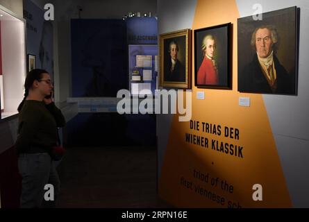 200219 -- VIENNE, le 19 février 2020 -- Un visiteur voit l'exposition spéciale de la Triade de la première école viennoise : HAYDN-MOZART-BEETHOVEN au musée de la maison Mozart, Vienne, Autriche, le 19 février 2020. L exposition, qui fait partie d une série d événements marquant le 250e anniversaire de la naissance de Beethoven, a lieu du 19 février 2020 au 31 janvier 2021. AUTRICHE-VIENNE-EXPOSITION-HAYDN-MOZART-BEETHOVEN GUOXCHEN PUBLICATIONXNOTXINXCHN Banque D'Images