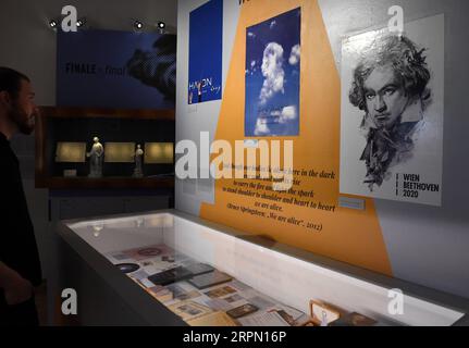 200219 -- VIENNE, le 19 février 2020 -- Un visiteur voit l'exposition spéciale de la Triade de la première école viennoise : HAYDN-MOZART-BEETHOVEN au musée de la maison Mozart, Vienne, Autriche, le 19 février 2020. L exposition, qui fait partie d une série d événements marquant le 250e anniversaire de la naissance de Beethoven, a lieu du 19 février 2020 au 31 janvier 2021. AUTRICHE-VIENNE-EXPOSITION-HAYDN-MOZART-BEETHOVEN GUOXCHEN PUBLICATIONXNOTXINXCHN Banque D'Images