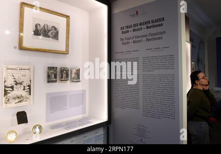 200219 -- VIENNE, le 19 février 2020 -- Un visiteur voit l'exposition spéciale de la Triade de la première école viennoise : HAYDN-MOZART-BEETHOVEN au musée de la maison Mozart, Vienne, Autriche, le 19 février 2020. L exposition, qui fait partie d une série d événements marquant le 250e anniversaire de la naissance de Beethoven, a lieu du 19 février 2020 au 31 janvier 2021. AUTRICHE-VIENNE-EXPOSITION-HAYDN-MOZART-BEETHOVEN GUOXCHEN PUBLICATIONXNOTXINXCHN Banque D'Images