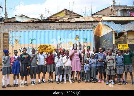 200220 -- BEIJING, le 20 février 2020 -- des élèves du primaire kenyan brandissent des pancartes pour soutenir la Chine à Nairobi, capitale du Kenya, le 19 février 2020. De nombreux enfants du monde entier ont créé leurs peintures en solidarité avec la lutte de la Chine contre la nouvelle épidémie de coronavirus. PHOTOS XINHUA DU JOUR LixYan PUBLICATIONxNOTxINxCHN Banque D'Images