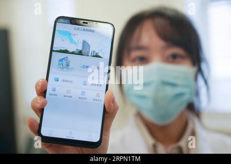 200220 -- BEIJING, le 20 février 2020 -- Une membre du personnel affiche une application Internet Hospital sur son téléphone portable à Nanjing, dans la province du Jiangsu, dans l'est de la Chine, le 7 février 2020. POUR ALLER AVEC LES GROS TITRES XINHUA DE FÉVRIER. 20, 2020 CHINE-NOUVEAU CORONAVIRUS-NOUVELLE ÉCONOMIE CROISSANCE-ÉTINCELLE CN JIXCHUNPENG PUBLICATIONXNOTXINXCHN Banque D'Images