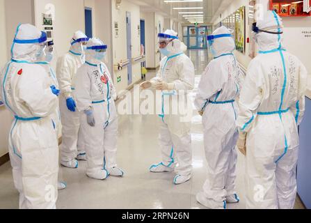 200220 -- WUHAN, 20 février 2020 -- Zhao Jianping 3rd R, spécialiste des soins respiratoires et des soins intensifs de l'hôpital Tongji de Wuhan, donne des instructions à ses collègues du service des cas graves de Wuhan, dans la province du Hubei, au centre de la Chine, le 18 février 2020. CHINA-WUHAN-NCP-CAS GRAVE WANGXYUGUO PUBLICATIONXNOTXINXCHN Banque D'Images