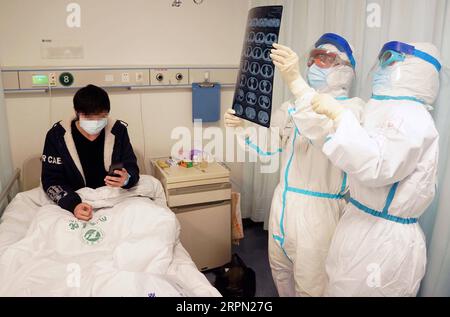 200220 -- WUHAN, le 20 février 2020 -- Zhao Jianping 2nd R, spécialiste des soins respiratoires et intensifs de l'hôpital Tongji de Wuhan, examine le résultat de la tomodensitométrie d'un patient dans le service des cas graves de Wuhan, dans la province du Hubei du centre de la Chine, le 18 février 2020. CHINA-WUHAN-NCP-CAS GRAVE WANGXYUGUO PUBLICATIONXNOTXINXCHN Banque D'Images