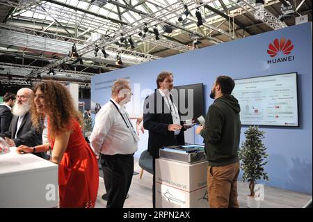 200220 -- BERLIN, 20 février 2020 -- les visiteurs visitent la zone d'exposition de Huawei à Bosch ConnectedWorld 2020, la conférence annuelle sur l'Internet des objets IoT organisée par la société allemande d'ingénierie et de technologie Bosch à Berlin, Allemagne, le 19 février 2020. ALLEMAGNE-BERLIN-BOSCH-INTERNET DES OBJETS YANXFENG PUBLICATIONXNOTXINXCHN Banque D'Images