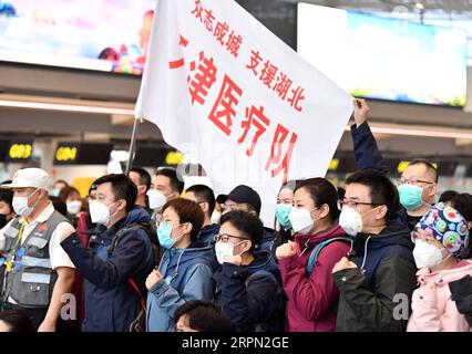 200220 -- TIANJIN, le 20 février 2020 -- des membres de l'équipe médicale posent pour une photo de groupe avant de partir pour la province du Hubei à l'aéroport international de Binhai à Tianjin, dans le nord de la Chine, le 20 février 2020. Le 11e groupe d’équipe médicale composé de 172 membres du personnel médical de Tianjin est parti jeudi pour aider les efforts de contrôle du coronavirus dans le Hubei. Auparavant, un total de 1 073 travailleurs médicaux de Tianjin ont aidé Hubei dans la lutte anti-virus. CHINA-TIANJIN-NCP-MEDICAL TEAM-AID CN LIXRAN PUBLICATIONXNOTXINXCHN Banque D'Images