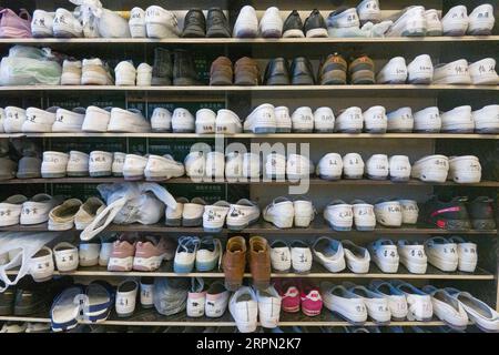 200220 -- WUHAN, le 20 février 2020 -- les chaussures des travailleurs médicaux sont organisées en bon ordre dans la région de Guanggu de l'hôpital Tongji basé à Wuhan, dans la province du Hubei au centre de la Chine, le 20 février 2020. Pour mieux protéger les travailleurs médicaux, des mesures de prévention ciblées et précises sont strictement prises pendant les heures de travail et les heures de repos par le personnel médical de l’hôpital affilié de l’Université de Qingdao qui se trouvent dans le Hubei pour aider à lutter contre le virus. CHINE-HUBEI-WUHAN-TRAVAILLEURS MÉDICAUX-MESURES DE PRÉVENTION CN CAIXYANG PUBLICATIONXNOTXINXCHN Banque D'Images