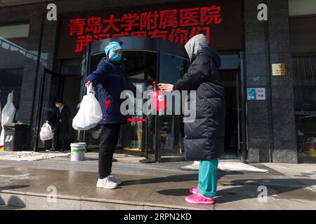 200220 -- WUHAN, le 20 février 2020 -- Une travailleuse médicale reçoit une désinfection alors qu'elle retourne à l'hôtel après avoir travaillé à Wuhan, dans la province du Hubei, au centre de la Chine, le 20 février 2020. Pour mieux protéger les travailleurs médicaux, des mesures de prévention ciblées et précises sont strictement prises pendant les heures de travail et les heures de repos par le personnel médical de l’hôpital affilié de l’Université de Qingdao qui se trouvent dans le Hubei pour aider à lutter contre le virus. CHINE-HUBEI-WUHAN-TRAVAILLEURS MÉDICAUX-MESURES DE PRÉVENTION CN CAIXYANG PUBLICATIONXNOTXINXCHN Banque D'Images