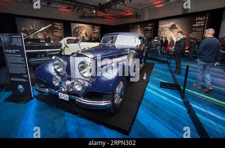 200220 -- TORONTO, le 20 février 2020 -- les visiteurs regardent une Mercedes-Benz 540k 1938 lors de l'exposition Cobble Beach Classics du CIAS 2020 du salon international de l'auto canadien à Toronto, Canada, le 20 février 2020. L'exposition se déroule du 14 au 23 février et présente 15 voitures classiques. Photo de /Xinhua CANADA-TORONTO-INTERNATIONAL AUTOSHOW-CLASSICS ZouxZheng PUBLICATIONxNOTxINxCHN Banque D'Images