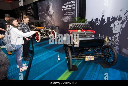 200220 -- TORONTO, le 20 février 2020 -- les visiteurs regardent une Oldsmobile Model 6C 1904 lors de l'exposition Cobble Beach Classics du CIAS 2020 du salon international de l'auto canadien à Toronto, Canada, le 20 février 2020. L'exposition se déroule du 14 au 23 février et présente 15 voitures classiques. Photo de /Xinhua CANADA-TORONTO-INTERNATIONAL AUTOSHOW-CLASSICS ZouxZheng PUBLICATIONxNOTxINxCHN Banque D'Images