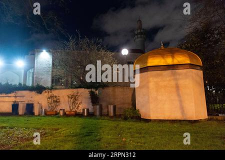 200220 -- LONDRES, le 20 février 2020 Xinhua -- une photo prise le 20 février 2020 montre l'extérieur de la Mosquée centrale de Londres à Londres, en Grande-Bretagne. Un homme a été arrêté sur les lieux sur la base de soupçons de tentative de meurtre après des rapports d'un poignardage dans une mosquée à Londres, a confirmé jeudi la police métropolitaine. Photo Ray Tang/Xinhua BRITAIN-LONDON-MOSQUE-STRABING PUBLICATIONxNOTxINxCHN Banque D'Images