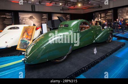 200220 -- TORONTO, le 20 février 2020 -- les gens visitent l'exposition Cobble Beach Classics du salon international de l'auto canadien CIAS 2020 à Toronto, Canada, le 20 février 2020. L'exposition se déroule du 14 au 23 février et présente 15 voitures classiques. Photo de /Xinhua CANADA-TORONTO-INTERNATIONAL AUTOSHOW-CLASSICS ZouxZheng PUBLICATIONxNOTxINxCHN Banque D'Images