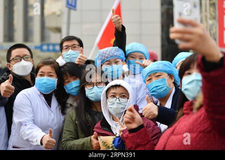 200221 -- XI AN, 21 février 2020 -- les membres de l'équipe médicale prennent des selfies avec leurs familles et collègues avant de partir pour la province du Hubei à Xi an, province du Shaanxi au nord-ouest de la Chine, le 21 février 2020. Le deuxième lot de l'équipe médicale de médecine traditionnelle chinoise du Shaanxi, formée de 35 membres du personnel médical, est parti pour le Hubei pour aider les nouveaux efforts de contrôle du coronavirus là-bas. CHINA-XI AN-NCP-MEDICAL TEAM-AID CN ZHANGXBOWEN PUBLICATIONXNOTXINXCHN Banque D'Images