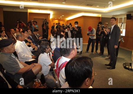 200221 -- BANGKOK, le 21 février 2020 Xinhua -- le chef du Parti du futur en avant de la Thaïlande Thanathorn Juangroongruangkit 1st R s'adresse aux membres et partisans du parti au siège de leur parti à Bangkok, Thaïlande, le 21 février 2020. Le Parti futur Forward de la Thaïlande a été dissous en vertu de la décision de vendredi de la Cour constitutionnelle concernant sa controverse sur les prêts d'argent. Xinhua/Rachen Sageamsak THAÏLANDE-FUTURE FORWARD PARTY-DISSOLUTION PUBLICATIONxNOTxINxCHN Banque D'Images