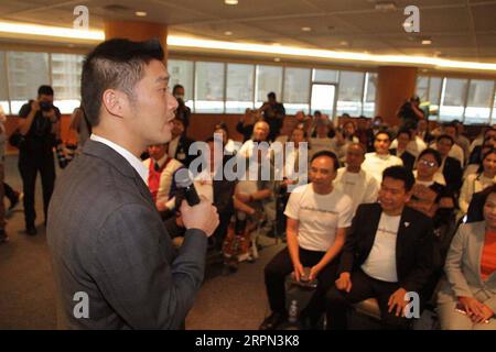 200221 -- BANGKOK, 21 février 2020 Xinhua -- Thanathorn Juangroongruangkit, chef du Parti de l avenir de la Thaïlande, s'adresse aux membres et aux partisans du parti au siège de leur parti à Bangkok, Thaïlande, le 21 février 2020. Le Parti futur Forward de la Thaïlande a été dissous en vertu de la décision de vendredi de la Cour constitutionnelle concernant sa controverse sur les prêts d'argent. Xinhua/Rachen Sageamsak THAÏLANDE-FUTURE FORWARD PARTY-DISSOLUTION PUBLICATIONxNOTxINxCHN Banque D'Images