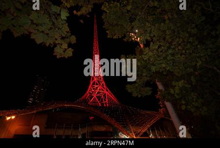 200222 -- SYDNEY, le 22 février 2020 -- le Arts Center est illuminé en rouge à Melbourne, Australie, le 21 février 2020. Alors que la Chine lutte contre l’épidémie de COVID-19, le gouvernement de l’État de Victoria en Australie a lancé une nouvelle campagne jeudi pour montrer son soutien aux communautés chinoises au pays et à l’étranger. Dans le cadre de la campagne, un certain nombre de monuments de Victoria, dont le Arts Center, la National Gallery of Victoria, le Melbourne Museum, l'Hôtel de ville de Melbourne et la gare de Flinders Street, ont été illuminés en rouge et or vendredi en signe de solidarité avec les Victorians chinois. AUSTRALIE-MELBOURNE-L. Banque D'Images