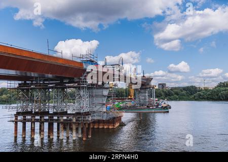 Site de construction d'une passerelle piétonne et cyclable sur la Vistule à Varsovie, reliant Powisle et le Vieux Praga, Pologne Banque D'Images