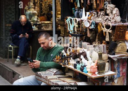 200222 -- LE CAIRE, le 22 février 2020 -- Un homme est assis près d'un étal dans le marché du bazar Khan el-Khalili au Caire, Égypte, le 16 février 2020. Ayant perdu sa scène typique de touristes étrangers en pleine effervescence, le marché égyptien de Khan el-Khalili, vieux de plusieurs siècles, dans le Vieux Caire, a été durement touché depuis la suspension des vols à destination et en provenance de la Chine plus tôt en février en raison de la nouvelle épidémie de coronavirus. POUR ALLER AVEC : caractéristique : le célèbre bazar égyptien aspire aux touristes chinois après la suspension des vols photo par /Xinhua EGYPT-CAIRO-BAZAAR-YEARNING-TOURISTES CHINOIS AhmedxGomaa PUBLICATIONxNOTxINxCHN Banque D'Images