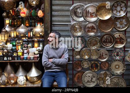 200222 -- LE CAIRE, le 22 février 2020 -- Un homme est assis près d'un étal dans le marché du bazar Khan el-Khalili au Caire, Égypte, le 16 février 2020. Ayant perdu sa scène typique de touristes étrangers en pleine effervescence, le marché égyptien de Khan el-Khalili, vieux de plusieurs siècles, dans le Vieux Caire, a été durement touché depuis la suspension des vols à destination et en provenance de la Chine plus tôt en février en raison de la nouvelle épidémie de coronavirus. POUR ALLER AVEC : caractéristique : le célèbre bazar égyptien aspire aux touristes chinois après la suspension des vols photo par /Xinhua EGYPT-CAIRO-BAZAAR-YEARNING-TOURISTES CHINOIS AhmedxGomaa PUBLICATIONxNOTxINxCHN Banque D'Images