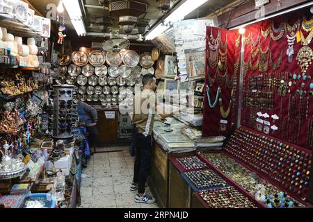 200222 -- LE CAIRE, le 22 février 2020 -- Un homme travaille dans un étal du marché du bazar Khan el-Khalili au Caire, Égypte, le 16 février 2020. Ayant perdu sa scène typique de touristes étrangers en pleine effervescence, le marché égyptien de Khan el-Khalili, vieux de plusieurs siècles, dans le Vieux Caire, a été durement touché depuis la suspension des vols à destination et en provenance de la Chine plus tôt en février en raison de la nouvelle épidémie de coronavirus. POUR ALLER AVEC : caractéristique : le célèbre bazar égyptien aspire aux touristes chinois après la suspension des vols photo par /Xinhua EGYPT-CAIRO-BAZAAR-YEARNING-TOURISTES CHINOIS AhmedxGomaa PUBLICATIONxNOTxINxCHN Banque D'Images