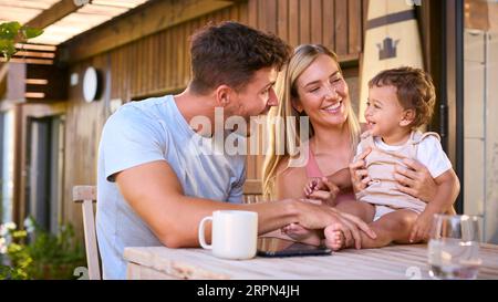 Famille Shot comme parents jouer avec Young son à la maison tout en utilisant la tablette numérique Banque D'Images