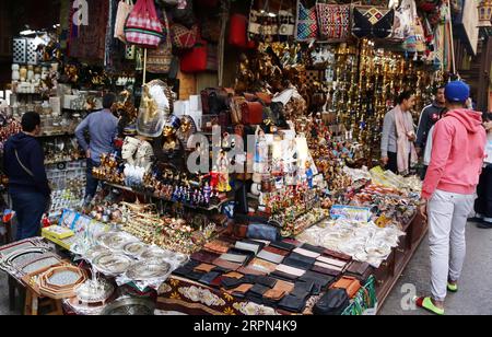 200222 -- LE CAIRE, le 22 février 2020 -- des touristes sont vus au marché du bazar Khan el-Khalili au Caire, Égypte, le 16 février 2020. Ayant perdu sa scène typique de touristes étrangers en pleine effervescence, le marché égyptien de Khan el-Khalili, vieux de plusieurs siècles, dans le Vieux Caire, a été durement touché depuis la suspension des vols à destination et en provenance de la Chine plus tôt en février en raison de la nouvelle épidémie de coronavirus. POUR ALLER AVEC : caractéristique : le célèbre bazar égyptien aspire aux touristes chinois après la suspension des vols photo par /Xinhua EGYPT-CAIRO-BAZAAR-YEARNING-TOURISTES CHINOIS AhmedxGomaa PUBLICATIONxNOTxINxCHN Banque D'Images