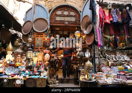 200222 -- LE CAIRE, le 22 février 2020 -- Un homme se tient près de la porte d'un étal dans le marché du bazar Khan el-Khalili au Caire, Égypte, le 16 février 2020. Ayant perdu sa scène typique de touristes étrangers en pleine effervescence, le marché égyptien de Khan el-Khalili, vieux de plusieurs siècles, dans le Vieux Caire, a été durement touché depuis la suspension des vols à destination et en provenance de la Chine plus tôt en février en raison de la nouvelle épidémie de coronavirus. POUR ALLER AVEC : caractéristique : le célèbre bazar égyptien aspire aux touristes chinois après la suspension des vols photo par /Xinhua EGYPT-CAIRO-BAZAAR-YEARNING-TOURISTES CHINOIS AhmedxGomaa PUBLICATIONxNOTxINxCHN Banque D'Images