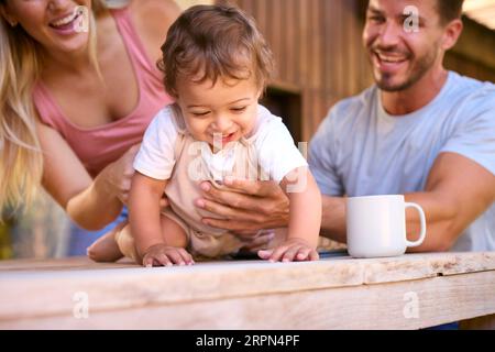 Famille Shot comme parents jouer avec Young son à la maison tout en utilisant la tablette numérique Banque D'Images