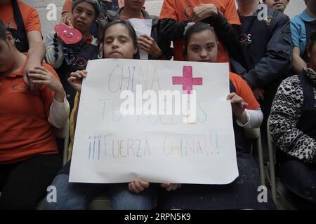 200223 -- GUADALAJARA, le 23 février 2020 -- des jeunes handicapés exposent leurs dessins pour soutenir la lutte de la Chine contre la nouvelle épidémie de coronavirus à Guadalajara, au Mexique, le 11 février 2020. Photo Bernardette Gomez /Xinhua MEXIQUE-CHINE-PCN-SOUTIEN AUX ENFANTS HANDICAPÉS ZhaoxKai PUBLICATIONxNOTxINxCHN Banque D'Images