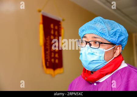 200223 -- XIAOGAN, le 23 février 2020 -- Liu Jinglun se prépare à traiter des patients à l'hôpital First People du comté de Xiaochang dans la ville de Xiaogan, dans la province du Hubei en Chine centrale, le 21 février 2020. Liu Jinglun, 42 ans, médecin du premier hôpital affilié de l'Université de médecine de Chongqing, est arrivé à Xiaogan en tant que membre du premier groupe d'équipes médicales de Chongqing pour aider à lutter contre la nouvelle épidémie de COVID-19 à coronavirus dans le Hubei. En tant que chef d'équipe pour les cas graves, Liu déploie tous les efforts possibles, y compris en organisant des consultations de groupe de médecins, en inspectant les services dans différents hospi Banque D'Images