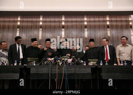 200224 -- BEIJING, le 24 février 2020 -- une photo prise le 10 mai 2018 montre Mahathir Mohamad C participant à une conférence de presse à Petaling Jaya, Selangor, Malaisie. Le Premier ministre malaisien Mahathir Mohamad a soumis la lettre de démissionner de son poste de Premier ministre, a déclaré lundi son bureau. MALAISIE-PM-LETTRE DE DÉMISSION-SOUMISSION ZhuxWei PUBLICATIONxNOTxINxCHN Banque D'Images