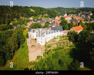 Le château de Lauenstein provient d'un château avec un noyau datant du 13e siècle dans le quartier Lauenstein d'Altenberg dans le Saechsische Banque D'Images