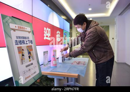 200224 -- PÉKIN, le 24 février 2020 -- un employé désinfecte ses mains dans une entreprise du parc de science et technologie de la ville électronique du parc de science et technologie de Zhongguancun dans le district de Chaoyang à Pékin, capitale de la Chine, le 24 février 2020. Certaines entreprises du parc des sciences et technologies de la ville électronique ont repris leurs travaux dans le cadre de mesures strictes de prévention et de contrôle contre le nouveau coronavirus. CHINE-PÉKIN-PARC SCIENTIFIQUE-NOUVEAU CORONAVIRUS-PRÉVENTION ET CONTRÔLE CN CHENXZHONGHAO PUBLICATIONXNOTXINXCHN Banque D'Images