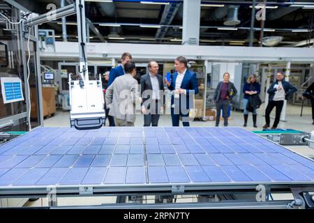 Visite ministérielle à MeyerBurger Freiberg Banque D'Images