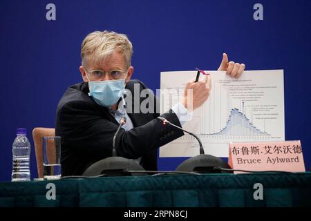 200224 -- BEIJING, le 24 février 2020 -- Bruce Aylward, épidémiologiste à la tête d'une équipe préparatoire de L'Organisation mondiale DE la Santé, parle lors d'une conférence de presse de l'équipe conjointe d'experts Chine-OMS à Beijing, capitale de la Chine, le 24 février 2020. Les réponses sans précédent de la Chine en matière de santé publique à l épidémie de COVID-19 ont donné des résultats notables en bloquant la transmission interhumaine du virus, en prévenant ou au moins en retardant des centaines de milliers de cas, a déclaré une équipe d experts conjointe composée d experts de la Chine et de l Organisation mondiale de la santé. L'évaluation a été faite lors d'une conférence de presse Banque D'Images