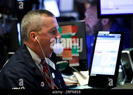 200224 -- NEW YORK, le 24 février 2020 -- Un Trader travaille à la Bourse de New York, aux États-Unis, le 24 février 2020. Les actions américaines ont plongé lundi avec les trois principaux indices plongeant de plus de 3 pour cent dans un contexte d'aversion croissante pour le risque. Le Dow a chuté de 3,56 pour cent à 27 960,80, et le S&P 500 a baissé de 3,35 pour cent à 3 225,89, tandis que le Nasdaq a baissé de 3,71 pour cent à 9 221,28. U.S.-NEW YORK-STOCKS WangxYing PUBLICATIONxNOTxINxCHN Banque D'Images