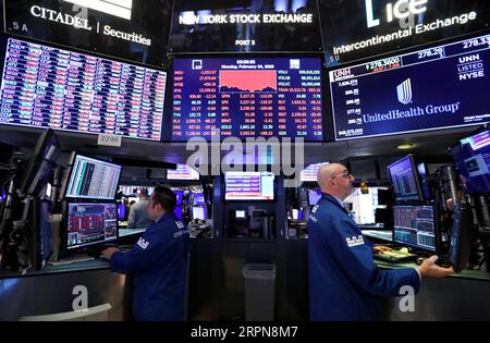 200224 -- NEW YORK, le 24 février 2020 -- les commerçants travaillent à la Bourse de New York, aux États-Unis, le 24 février 2020. Les actions américaines ont plongé lundi avec les trois principaux indices plongeant de plus de 3 pour cent dans un contexte d'aversion croissante pour le risque. Le Dow a chuté de 3,56 pour cent à 27 960,80, et le S&P 500 a baissé de 3,35 pour cent à 3 225,89, tandis que le Nasdaq a baissé de 3,71 pour cent à 9 221,28. U.S.-NEW YORK-STOCKS WangxYing PUBLICATIONxNOTxINxCHN Banque D'Images