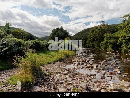 La vallée pittoresque de la rivière Breamish près de Wooler dans le Northumberland sur le bord des collines Cheviot regardant Upstram près d'Ingram. Banque D'Images