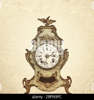 Image tonique sépia d'une horloge de table authentique du XVIIIe siècle altérée Banque D'Images