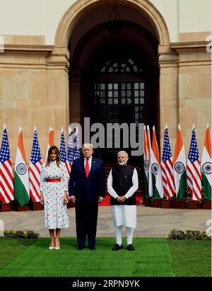 200225 -- NEW DELHI, le 25 février 2020 -- le président américain Donald Trump et son épouse Melania Trump posent pour une photo de groupe avec le Premier ministre indien Narendra Modi à Hyderabad House à New Delhi, en Inde, le 25 février 2020. Photo de /Xinhua INDIA-NEW DELHI-MODI-TRUMP-MEETING ParthaxSarkar PUBLICATIONxNOTxINxCHN Banque D'Images