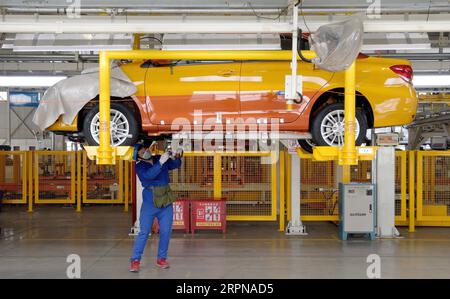 200225 -- XI AN, le 25 février 2020 -- Un travailleur travaille sur la chaîne de montage dans une usine du constructeur automobile BYD Auto à Xi an, dans la province du Shaanxi du nord-ouest de la Chine, le 25 février 2020. L'usine Xi a de BYD Auto a repris sa production dans le cadre des efforts de prévention et de contrôle des épidémies. CHINA-SHAANXI-XI AN-BYD-PRODUCTION REPRISE CN LIUXXIAO PUBLICATIONXNOTXINXCHN Banque D'Images