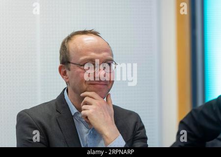 Visite de la société Solarwatt, basée à Dresde, à l'occasion de la signature de l'adhésion de la Saxe-Anhalt au réseau SIRE par le ministre d'État Banque D'Images