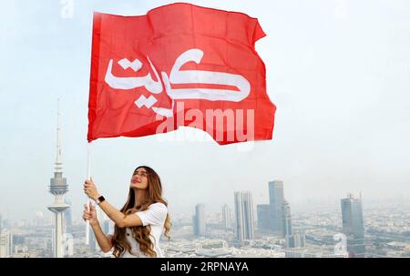 200225 -- KUWAIT CITY, 25 février 2020 Xinhua -- Une femme tient un drapeau pour célébrer la fête nationale à Kuwait City, capitale du Koweït, le 25 février 2020. Les 25 et 26 février de chaque année, le Koweït célèbre sa fête nationale et sa journée de libération. En 2020, le Koweït célèbre la 59e Fête nationale et la 29e Journée de la libération. Photo de Asad/Xinhua KOWEÏT-KOWEÏT VILLE-FÊTE NATIONALE PUBLICATIONxNOTxINxCHN Banque D'Images