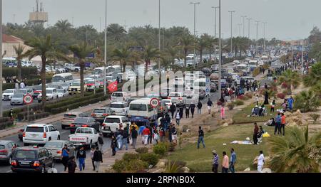 200225 -- KUWAIT CITY, 25 février 2020 Xinhua -- les gens célèbrent la fête nationale à Kuwait City, capitale du Koweït, le 25 février 2020. Les 25 et 26 février de chaque année, le Koweït célèbre sa fête nationale et sa journée de libération. En 2020, le Koweït célèbre la 59e Fête nationale et la 29e Journée de la libération. Photo de Asad/Xinhua KOWEÏT-KOWEÏT VILLE-FÊTE NATIONALE PUBLICATIONxNOTxINxCHN Banque D'Images